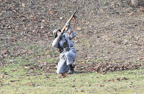 «Мы не просто играем в войну». На берегу Сожа показали реконструкцию боя за Гомель