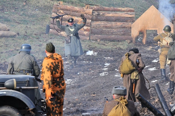 «Мы не просто играем в войну». На берегу Сожа показали реконструкцию боя за Гомель
