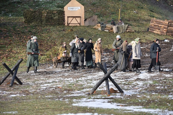 «Мы не просто играем в войну». На берегу Сожа показали реконструкцию боя за Гомель