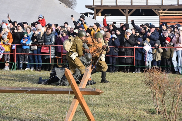 «Мы не просто играем в войну». На берегу Сожа показали реконструкцию боя за Гомель