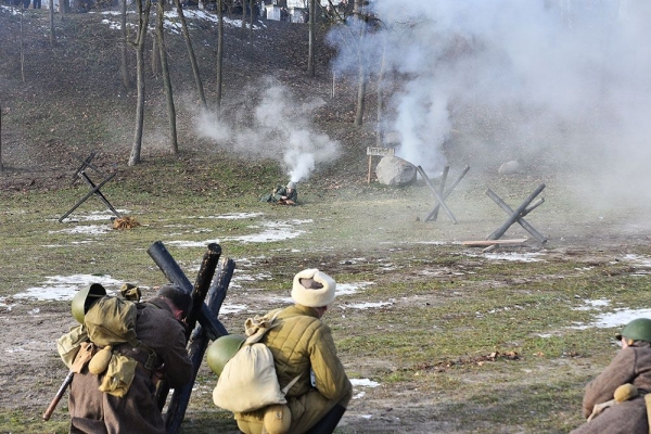 «Мы не просто играем в войну». На берегу Сожа показали реконструкцию боя за Гомель