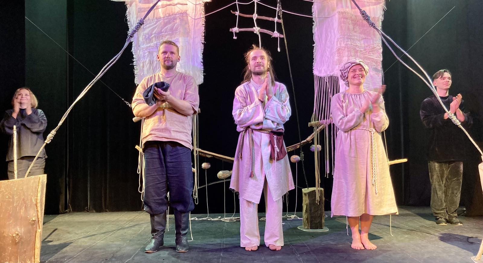 «Кацёл з каменьчыкамі» Уладзіміра Караткевіча – прэм’ера і дэбют у Тэатры «Лялька» «Кацёл з каменьчыкамі» Уладзіміра Караткевіча – прэм’ера і дэбют у Тэатры «Лялька»