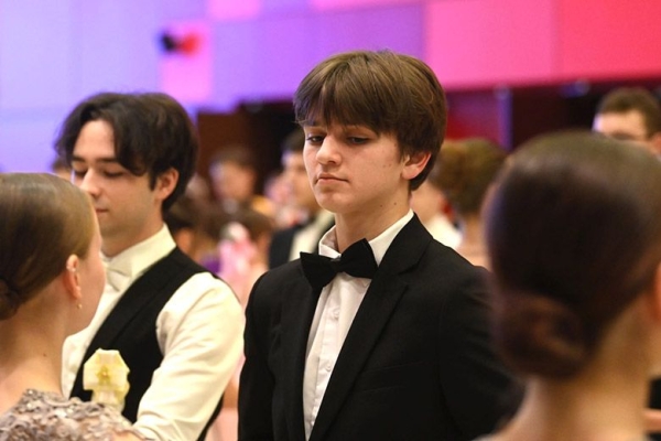 Смотрите, как в Гомеле прошел бал старшеклассников