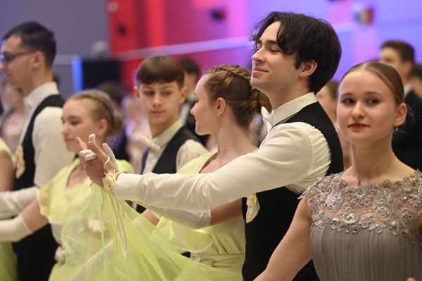 Смотрите, как в Гомеле прошел бал старшеклассников