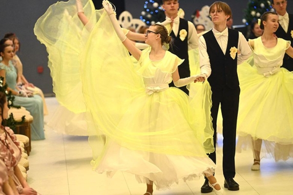 Смотрите, как в Гомеле прошел бал старшеклассников