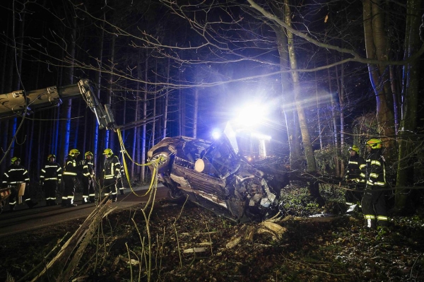 Австрийка чудом выжила за рулем компактвэна, который воткнулся в огромную ель Австрийка чудом выжила за рулем компактвэна, который воткнулся в огромную ель