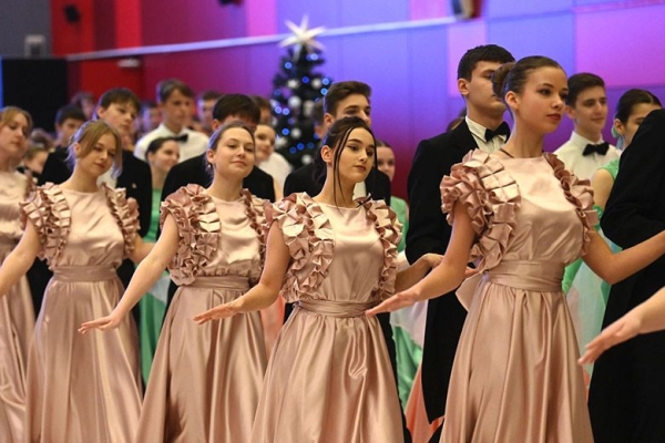 Смотрите, как в Гомеле прошел бал старшеклассников