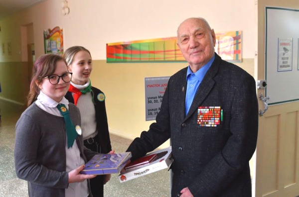 «А зачем тянуть?» В Гомеле ветеран первым проголосовал досрочно