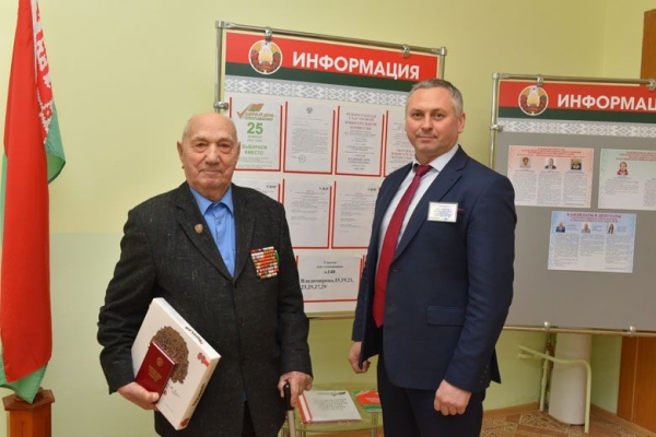 «А зачем тянуть?» В Гомеле ветеран первым проголосовал досрочно