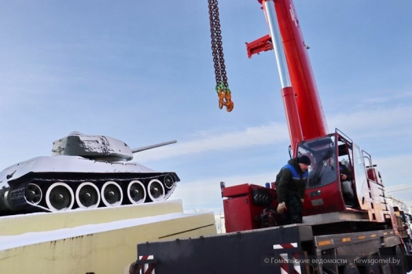 В Гомеле демонтировали танк с площади Восстания В Гомеле демонтировали танк с площади Восстания