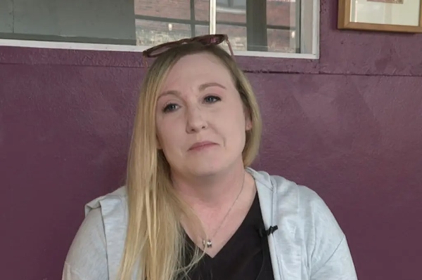 Официантку, получившую $10 тысяч чаевых, уволили владельцы заведения Официантку, получившую $10 тысяч чаевых, уволили владельцы заведения