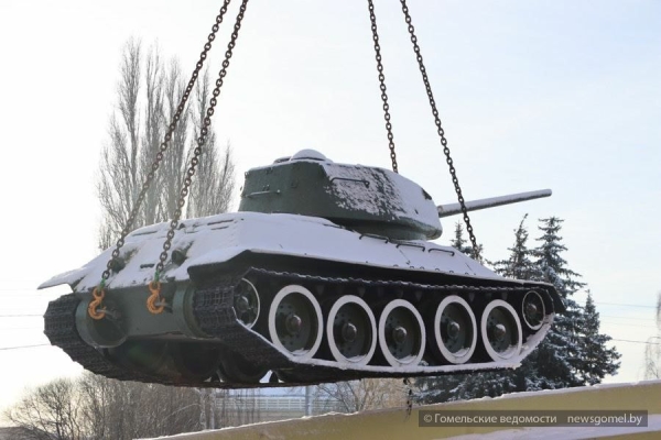В Гомеле демонтировали танк с площади Восстания