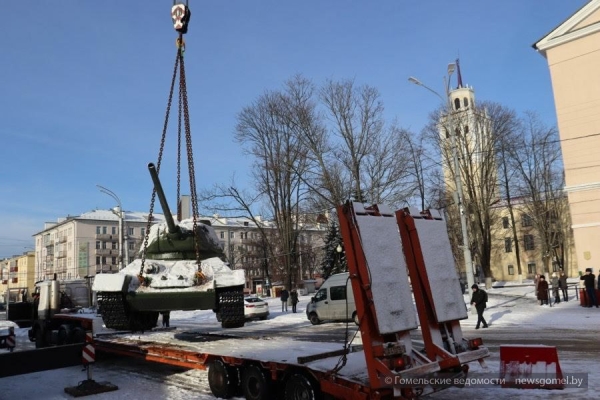 В Гомеле демонтировали танк с площади Восстания
