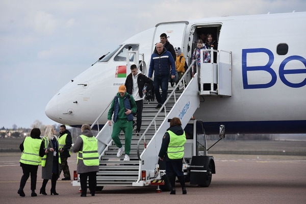 Из Гомеля в Санкт-Петербург за 1,5 часа. Поговорили с пассажирами первого авиарейса