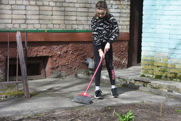 В Гомеле соседи организовали субботник у дома В Гомеле соседи организовали субботник у дома