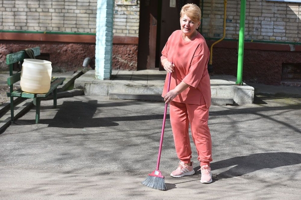 В Гомеле соседи организовали субботник у дома